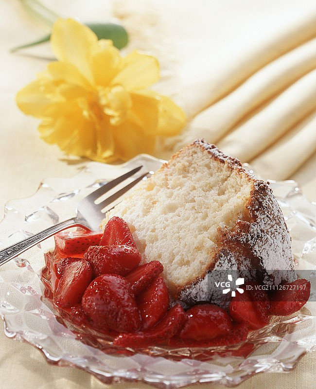 一块草莓天使蛋糕和一把叉子图片素材