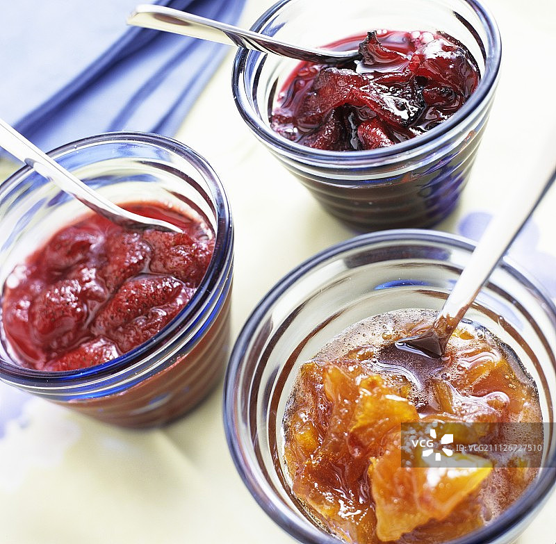 李子、桃子和草莓酱图片素材