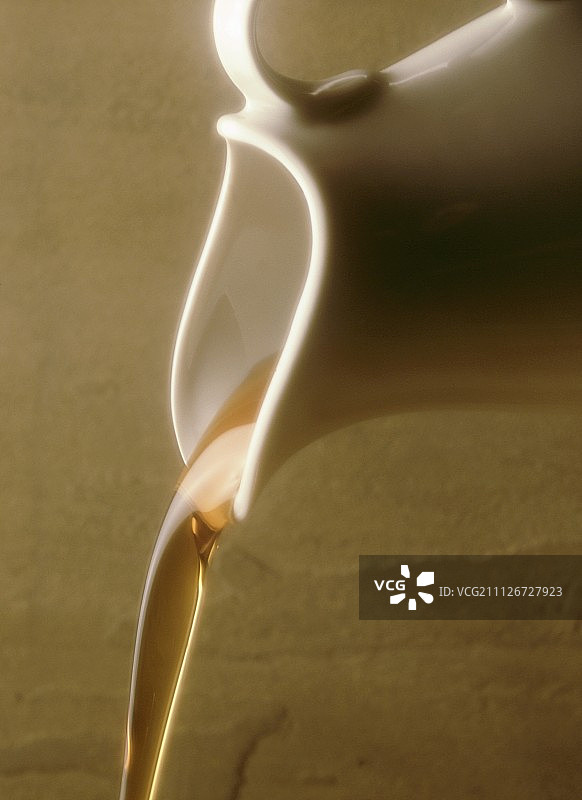 从罐子里倾倒枫糖浆图片素材