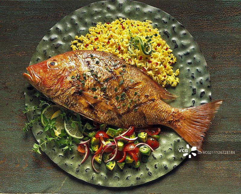 烤红鲷鱼配黄米和牛油果莎莎酱图片素材