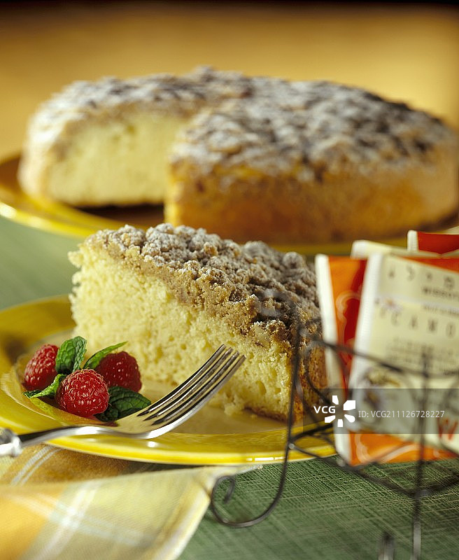 盘中带叉的咖啡蛋糕切片图片素材