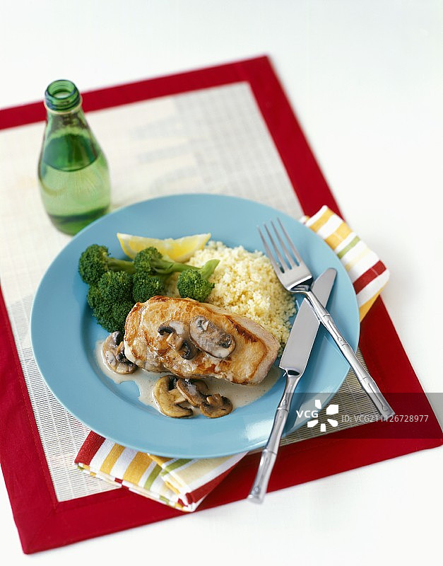 蘑菇汁猪排配西兰花和古斯米图片素材