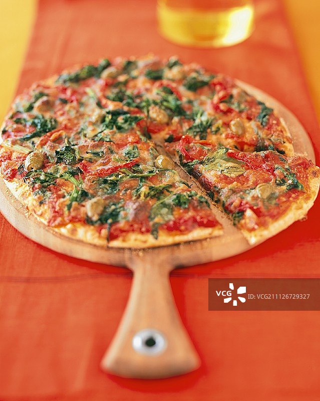 木铲上的西兰花披萨图片素材