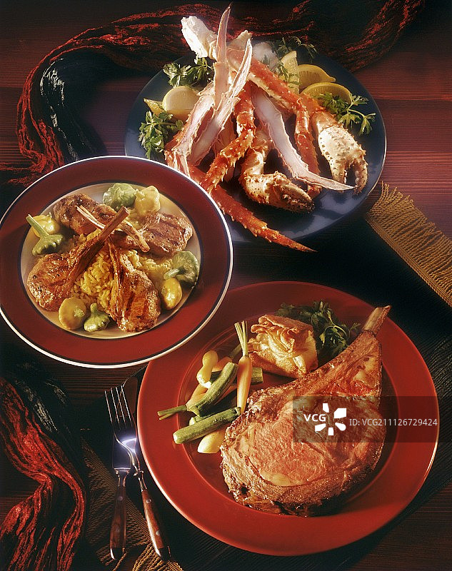 三份主肋排、羊排和蟹腿晚餐图片素材