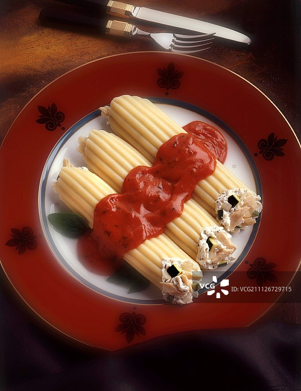 酿馅粗管面配 marinara 酱汁图片素材