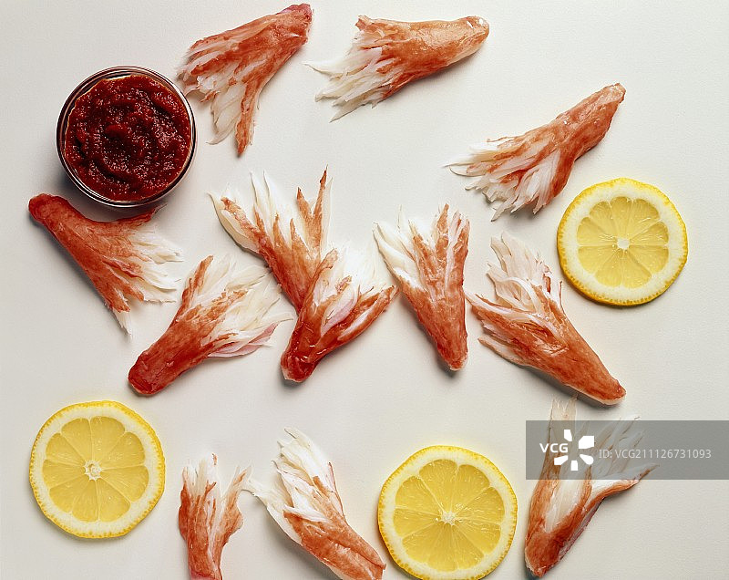 配柠檬片和鸡尾酒酱的蟹肉棒图片素材