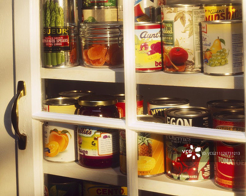 玻璃柜中的什锦罐头食品图片素材