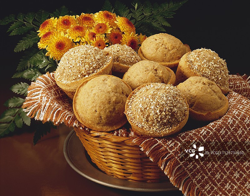 一篮高纤维玛芬蛋糕图片素材