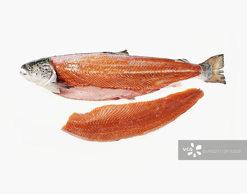 去除鱼片的完整未煮熟的三文鱼图片素材