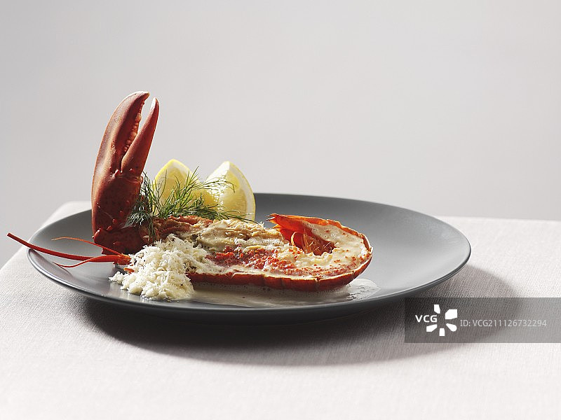 黄油酱焗龙虾配辣根图片素材
