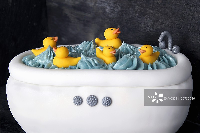 白色糖霜装饰的浴缸蛋糕和橡皮鸭图片素材
