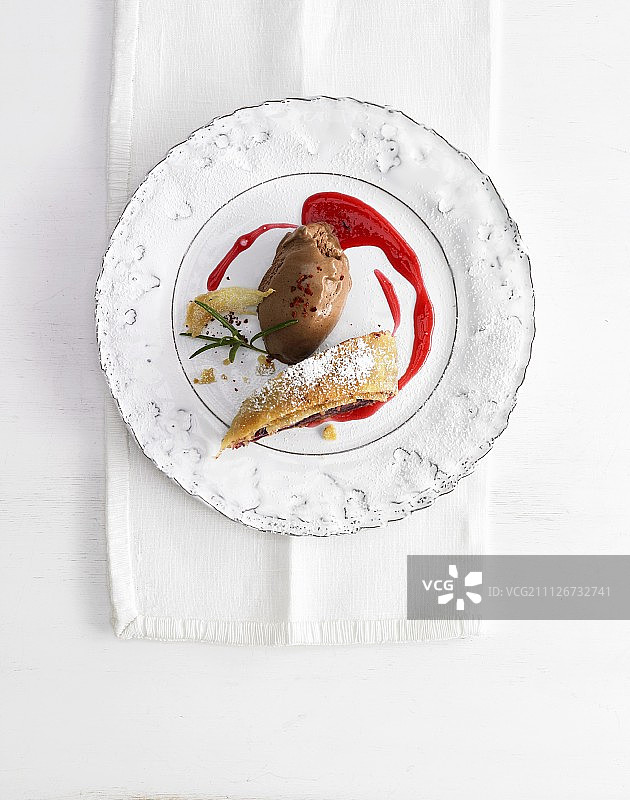 巧克力冰淇淋蜜饯姜汁红卷心菜卷图片素材