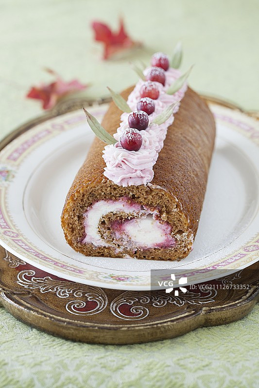 南瓜卷蛋糕配蔓越莓酱和奶油奶酪馅图片素材