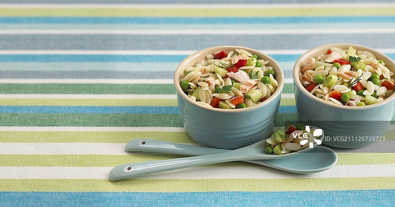 俄力佐意面配三文鱼和蔬菜图片素材