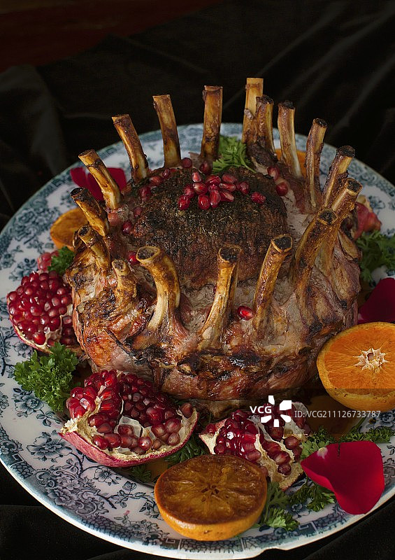 带水果的黑色背景烤猪肉图片素材