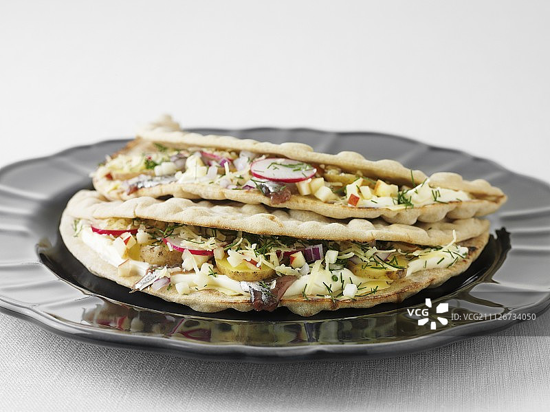 搭配瑞典发酵鲱鱼的脆饼三明治图片素材