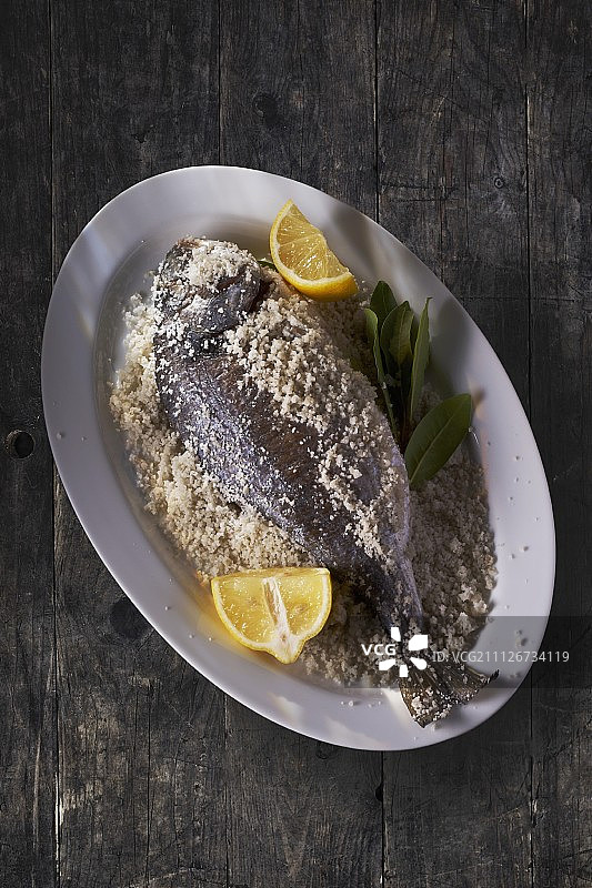 盐焗金头鲷配柠檬图片素材