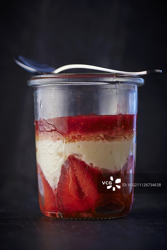 玻璃杯里的草莓奶油蛋糕图片素材