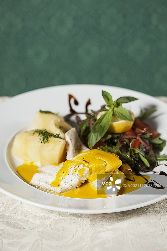 藏红花酱梭鲈鱼片配土豆和沙拉图片素材
