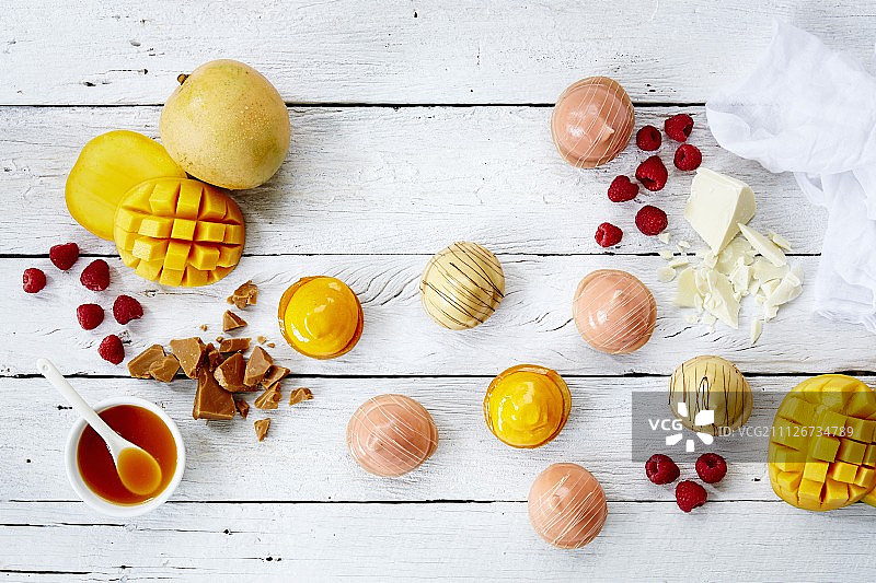 奶油糖果、芒果和覆盆子馅饼及配料图片素材