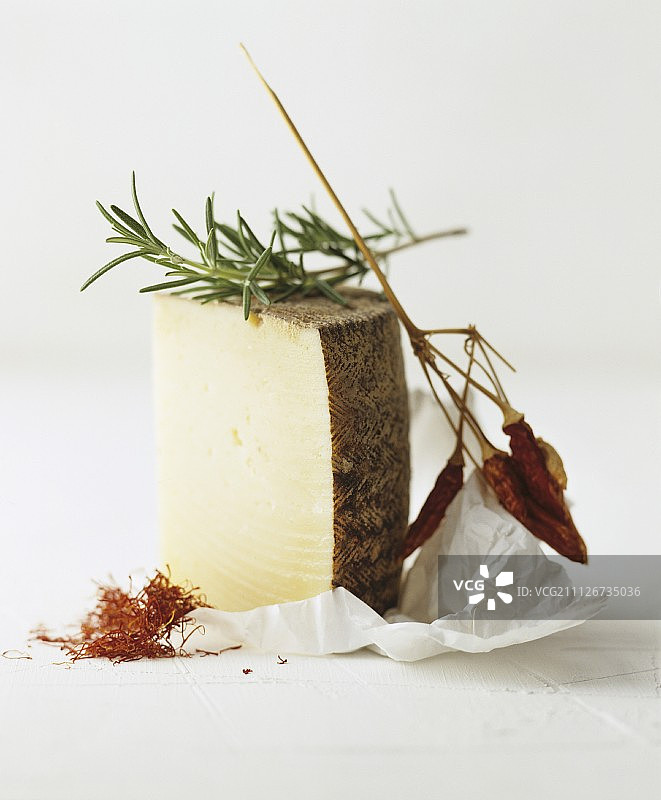 静物曼彻格奶酪藏红花迷迭香辣椒图片素材