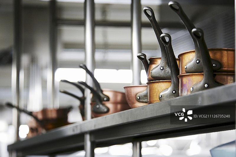 大型厨房中的铜锅图片素材