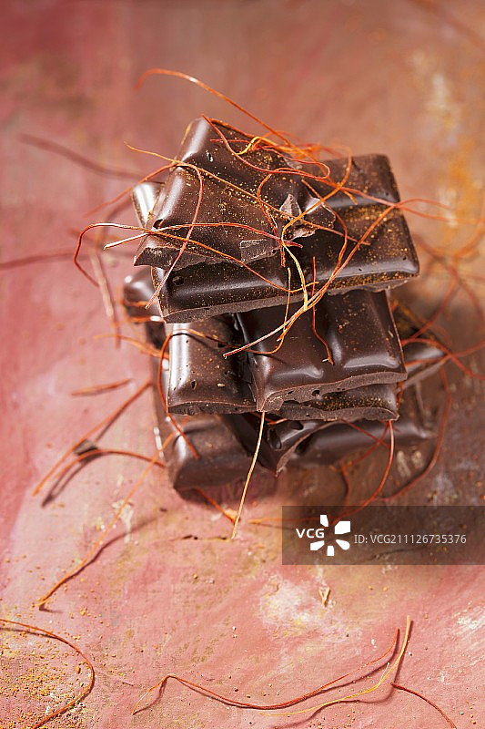 辣椒巧克力，撒有辣椒粉和辣椒丝图片素材