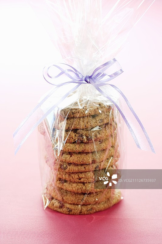 用丝带捆扎的燕麦葡萄干饼干图片素材
