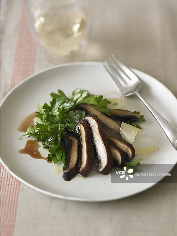 白盘褐菇沙拉切片图片素材