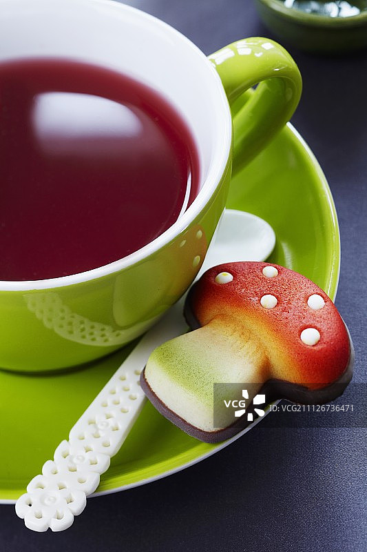 一杯茶和杏仁糖蘑菇图片素材