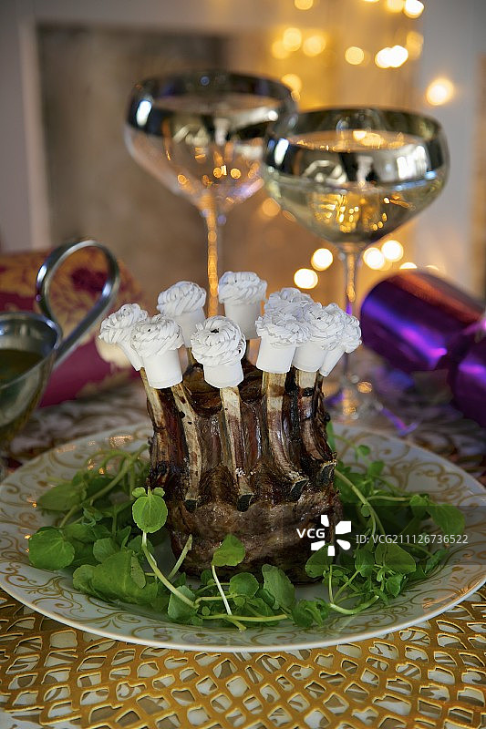 羊肉皇冠烤肉配豆瓣菜图片素材