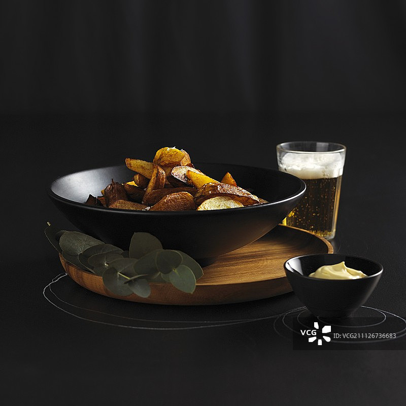 炸土豆配啤酒（西班牙）图片素材