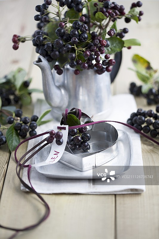 一个刻有野莓的名牌放在一个心形的饼干切割器里图片素材