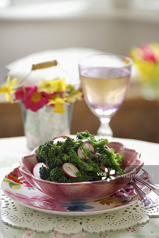 西兰花萝卜沙拉图片素材