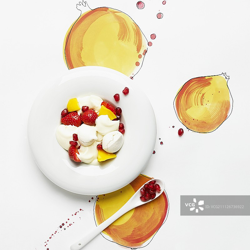 带有蛋白酥皮和鲜奶油的新鲜水果图片素材