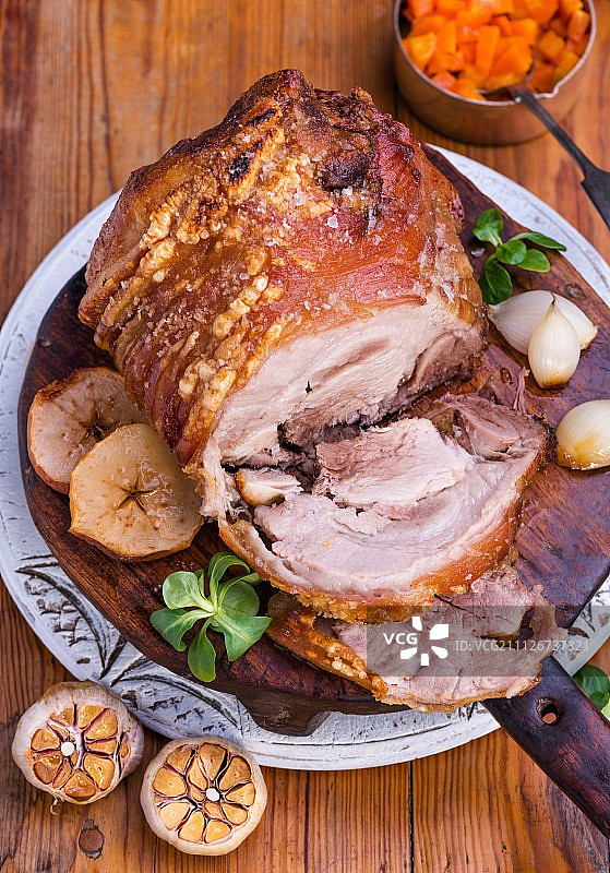 香脆蒜香烤猪肉片图片素材