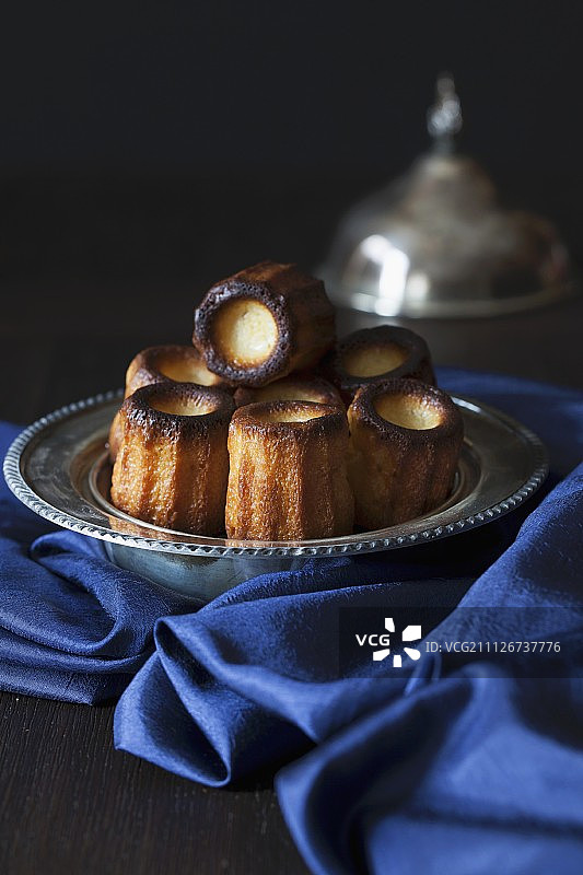 银碗里的波尔多可露丽（法式小甜点）图片素材