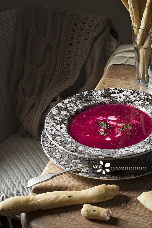 甜菜根汤配酸奶油、莳萝和面包图片素材