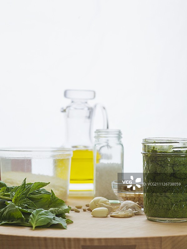 罐装香蒜酱配罗勒、大蒜、松子、罗马干酪、海盐和橄榄油图片素材