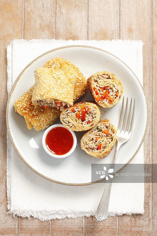 搭配甜酸酱的中国面条春卷图片素材