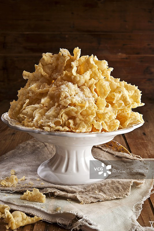 那不勒斯的狂欢节糕点Chiacchiere图片素材