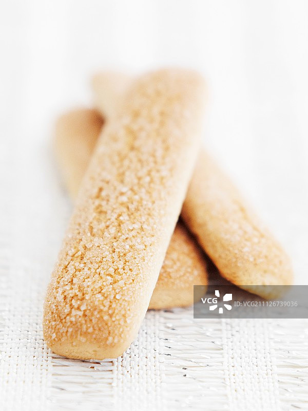 餐垫上的三块手指饼干图片素材