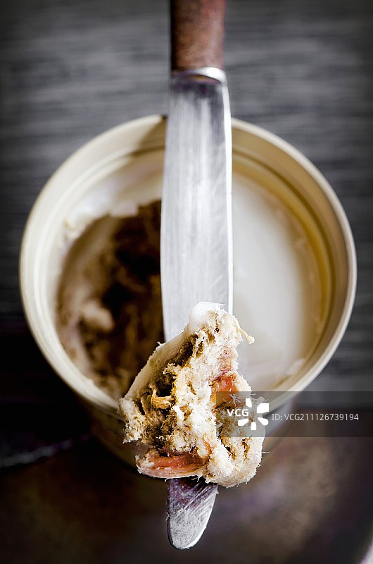 碗中配有刀的猪肉酱图片素材