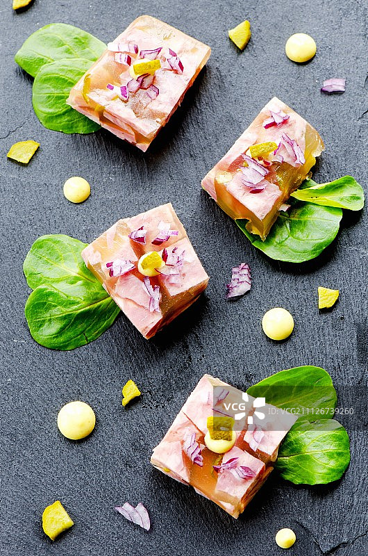 用洋葱、芥末和羊羔生菜制成的冻肉图片素材