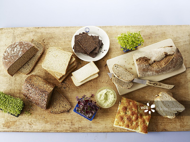 不同种类的面包、新鲜水芹和涂抹酱图片素材
