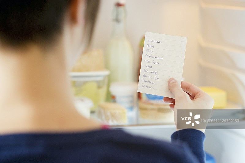 正在核对的购物清单图片素材