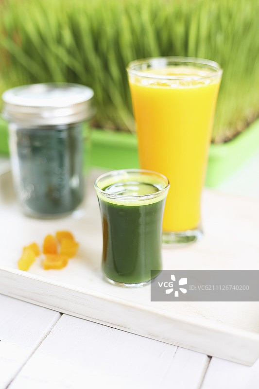 小麦草汁、橙汁和螺旋藻图片素材