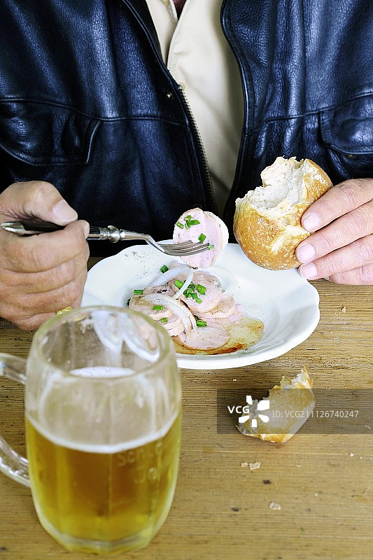 男人在吃肉沙拉图片素材