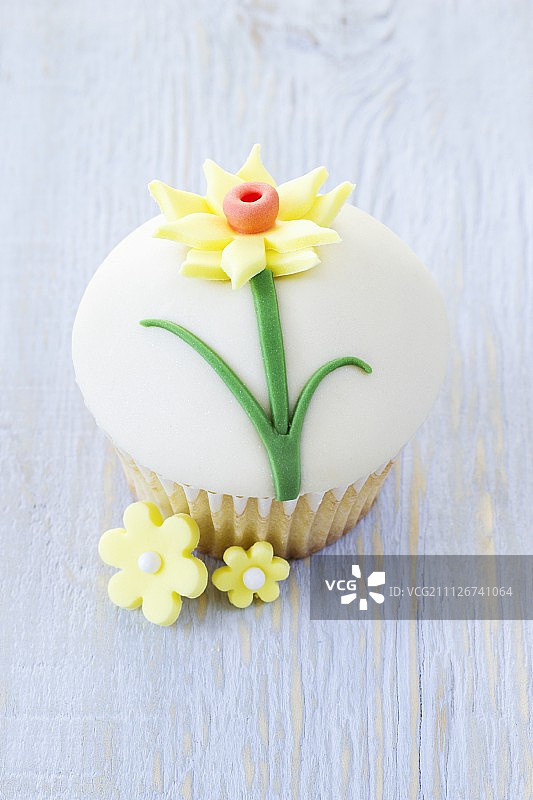 装饰有糖粉和水仙花的圣大卫日纸杯蛋糕（威尔士）图片素材