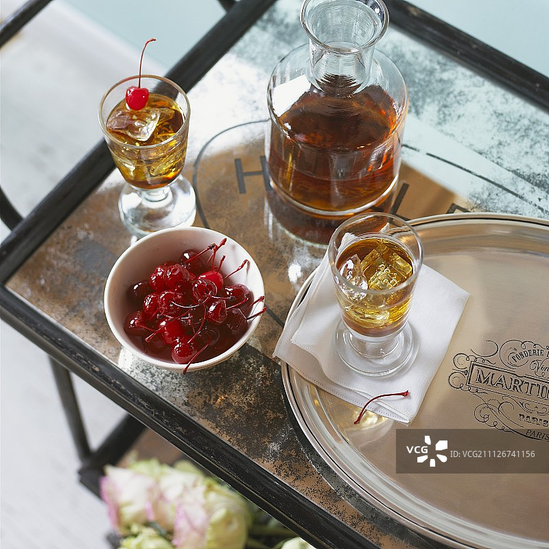 带有樱桃的曼哈顿鸡尾酒图片素材